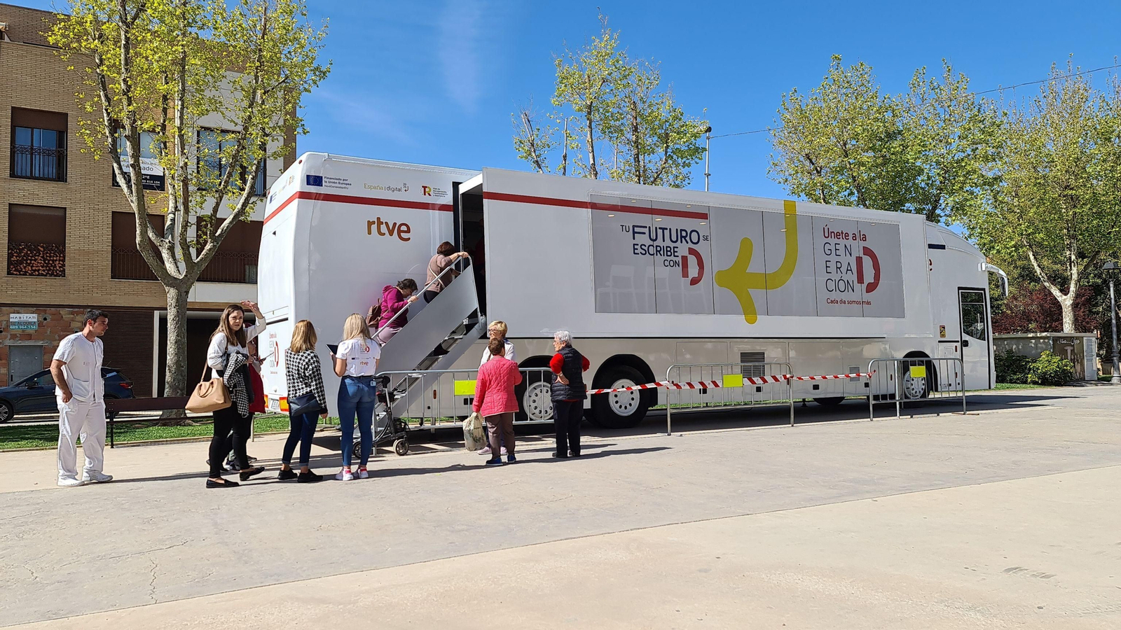 El autobús de la Generación D hace parada estos días en Huércal-Overa.
