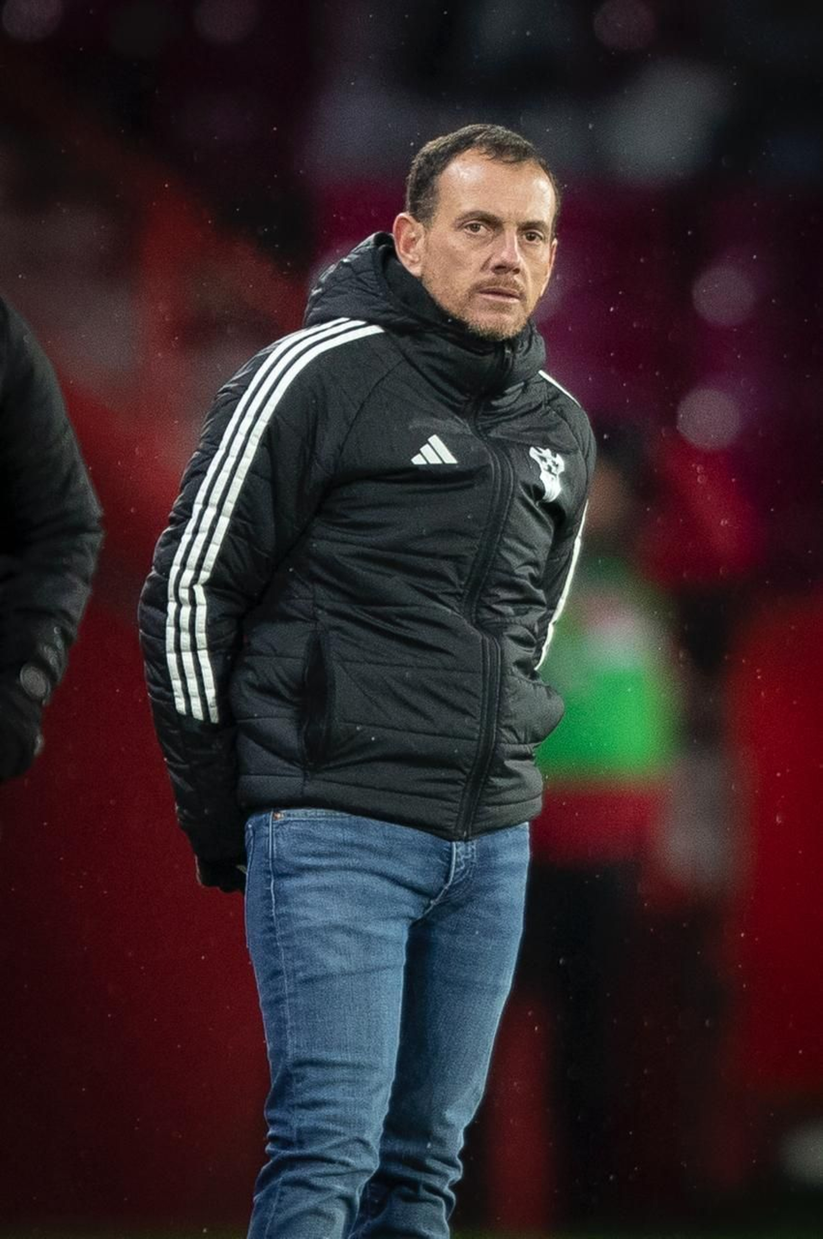 El técnico del Albacete, de pie durante el partido.