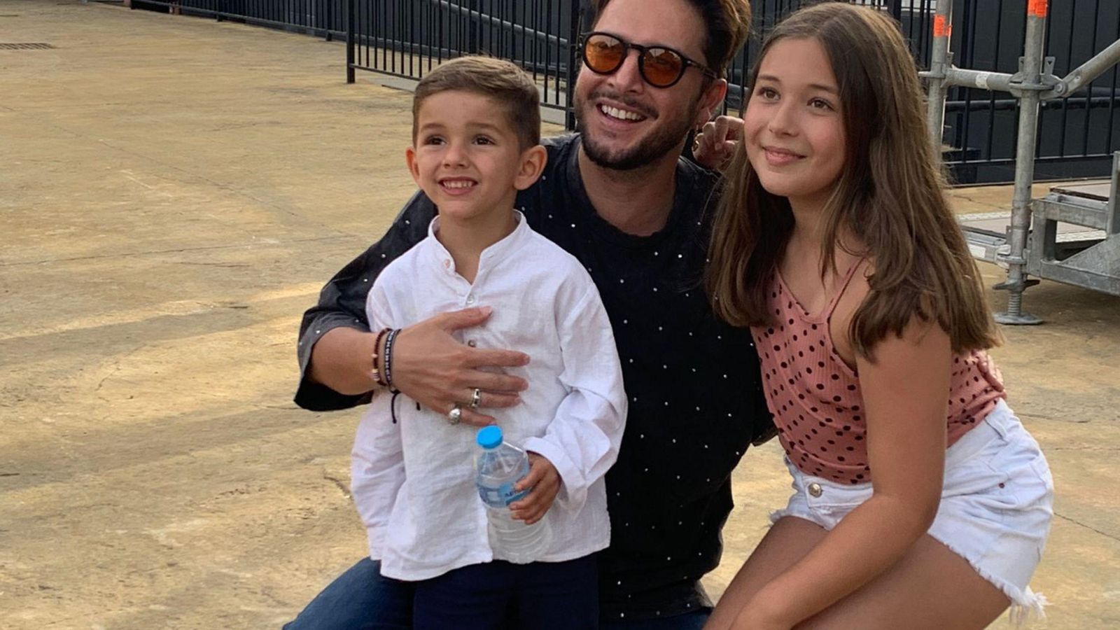 Manuel Carrasco posa con Mauro y su hermana