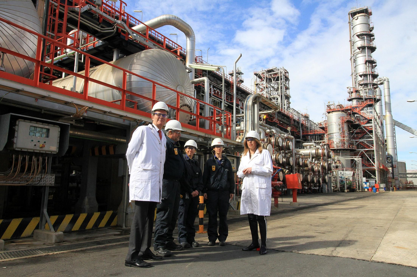La presidenta de la Junta de Andalucía, Susana Díaz, y el consejero delegado de Cepsa, Pedro Miró, inauguran el proyecto 'Optimización de Aromáticos' de Cepsa, en imágenes