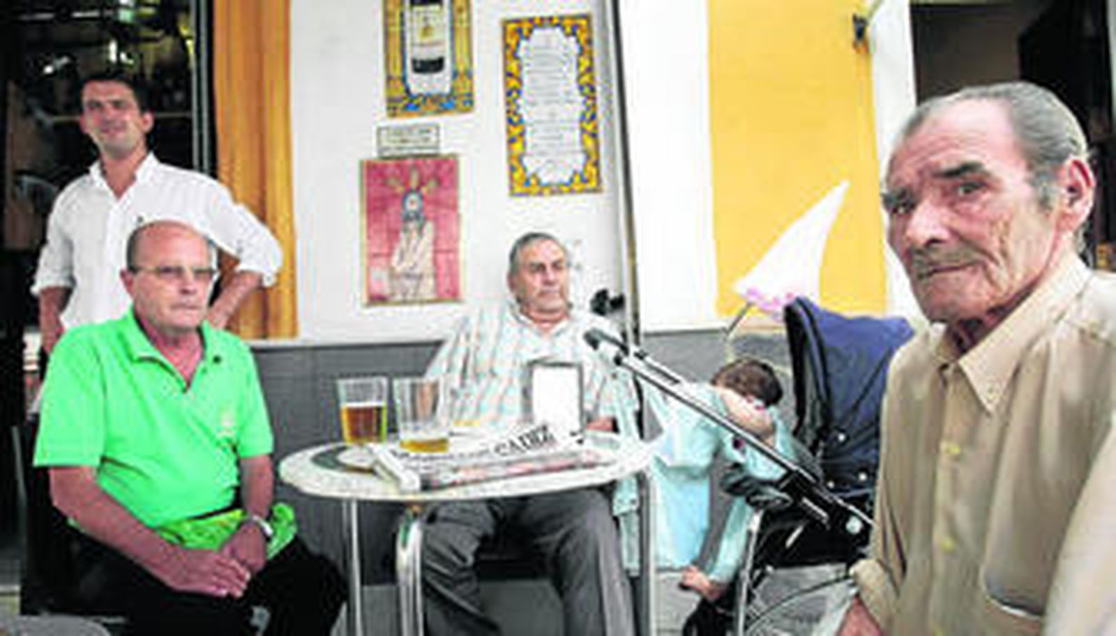 La decisión que ha tomado la dirigente socialista y sus consecuencias son motivos de conversación estos días en los bares de Sanlúcar.