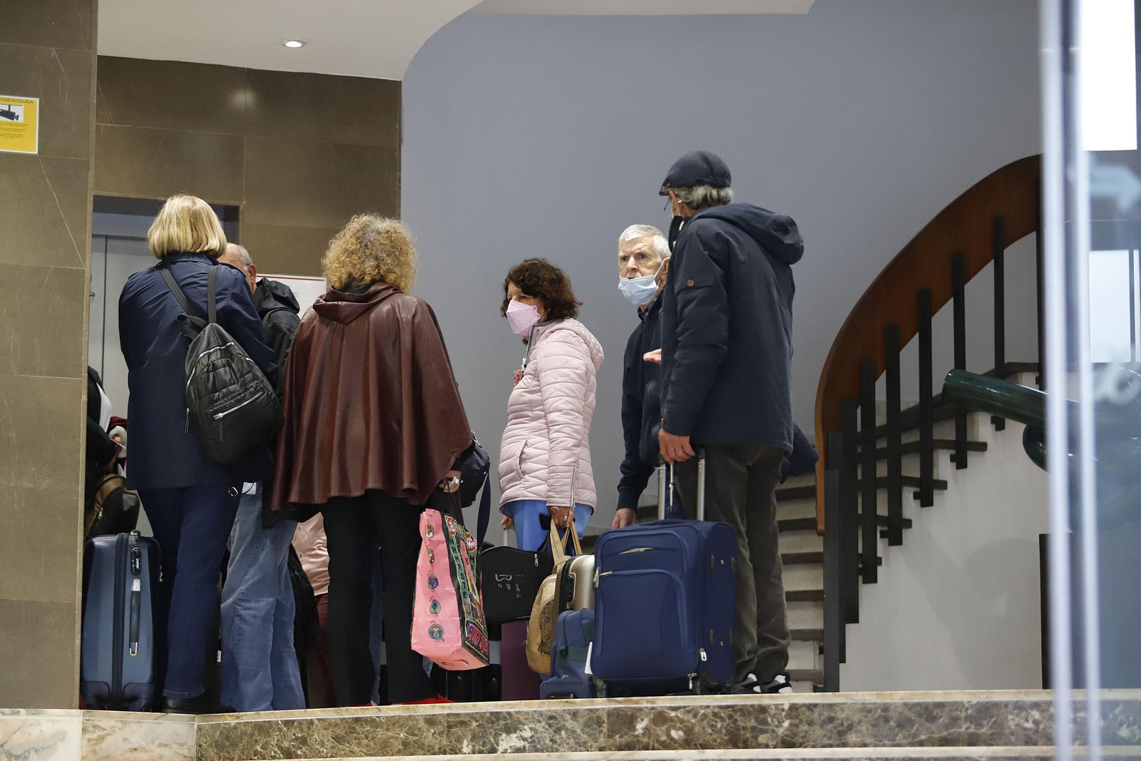 Turistas en la recepción de un hotel.
