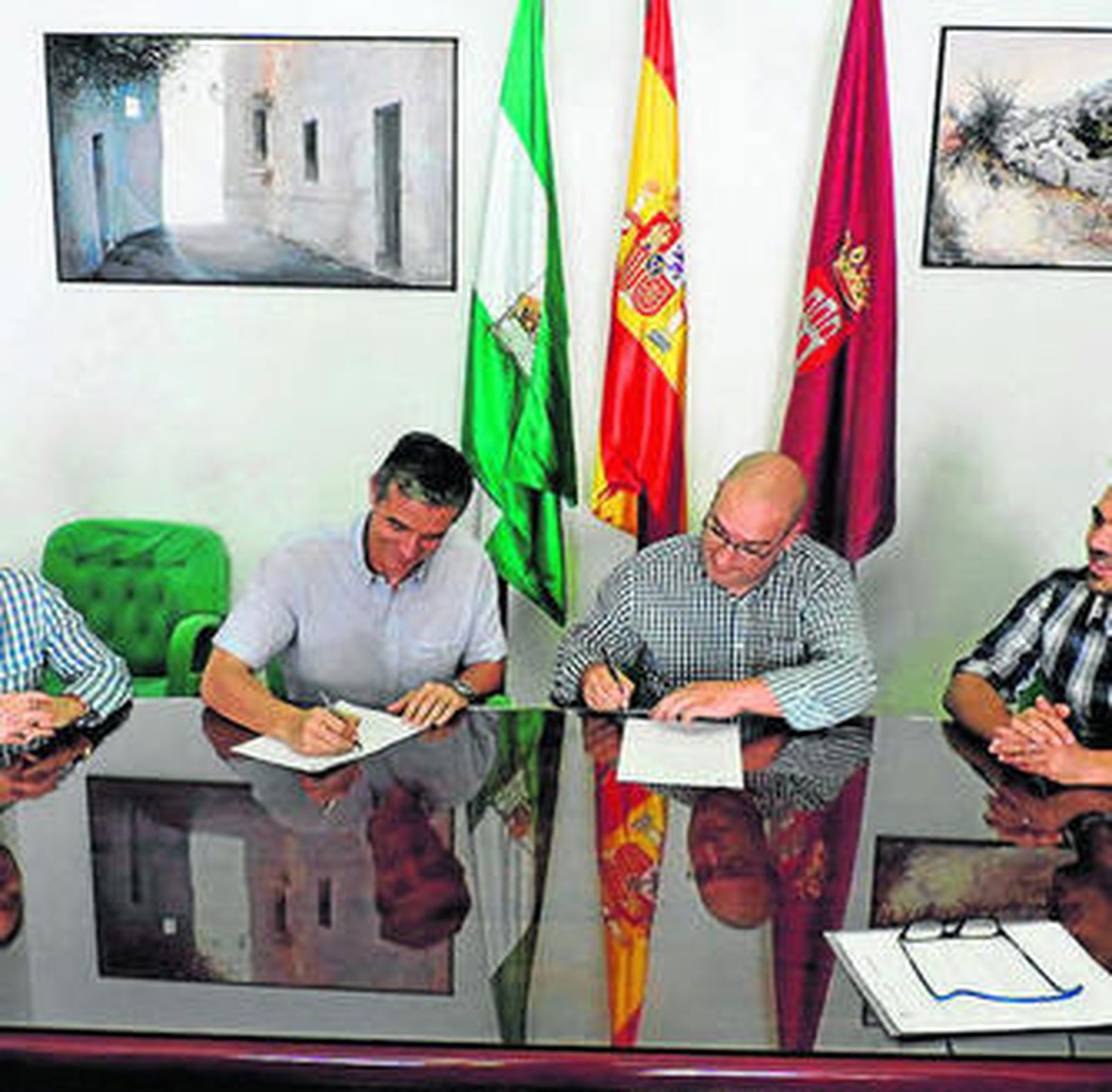 El alcalde y un representante de la empresa firman el acuerdo.