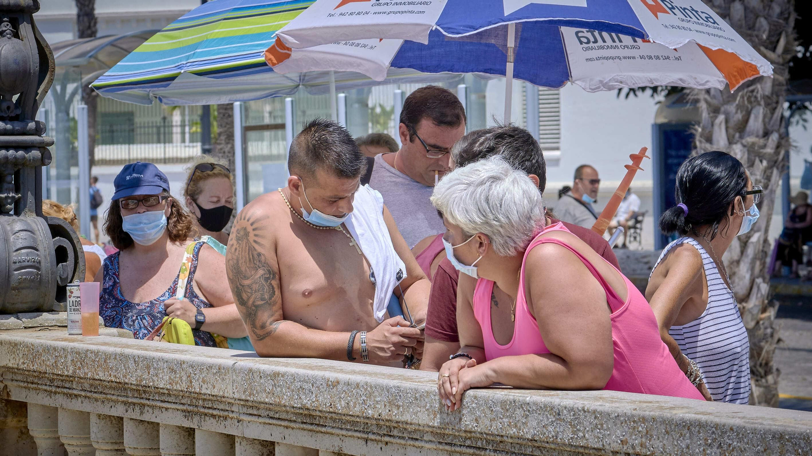 Imágenes inéditas en La Caleta con colas para entrar al completarse el aforo