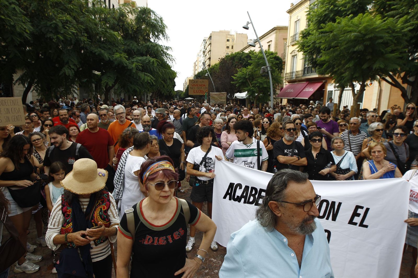 Manifestación en Almería por el derecho a la vivienda, en imágenes