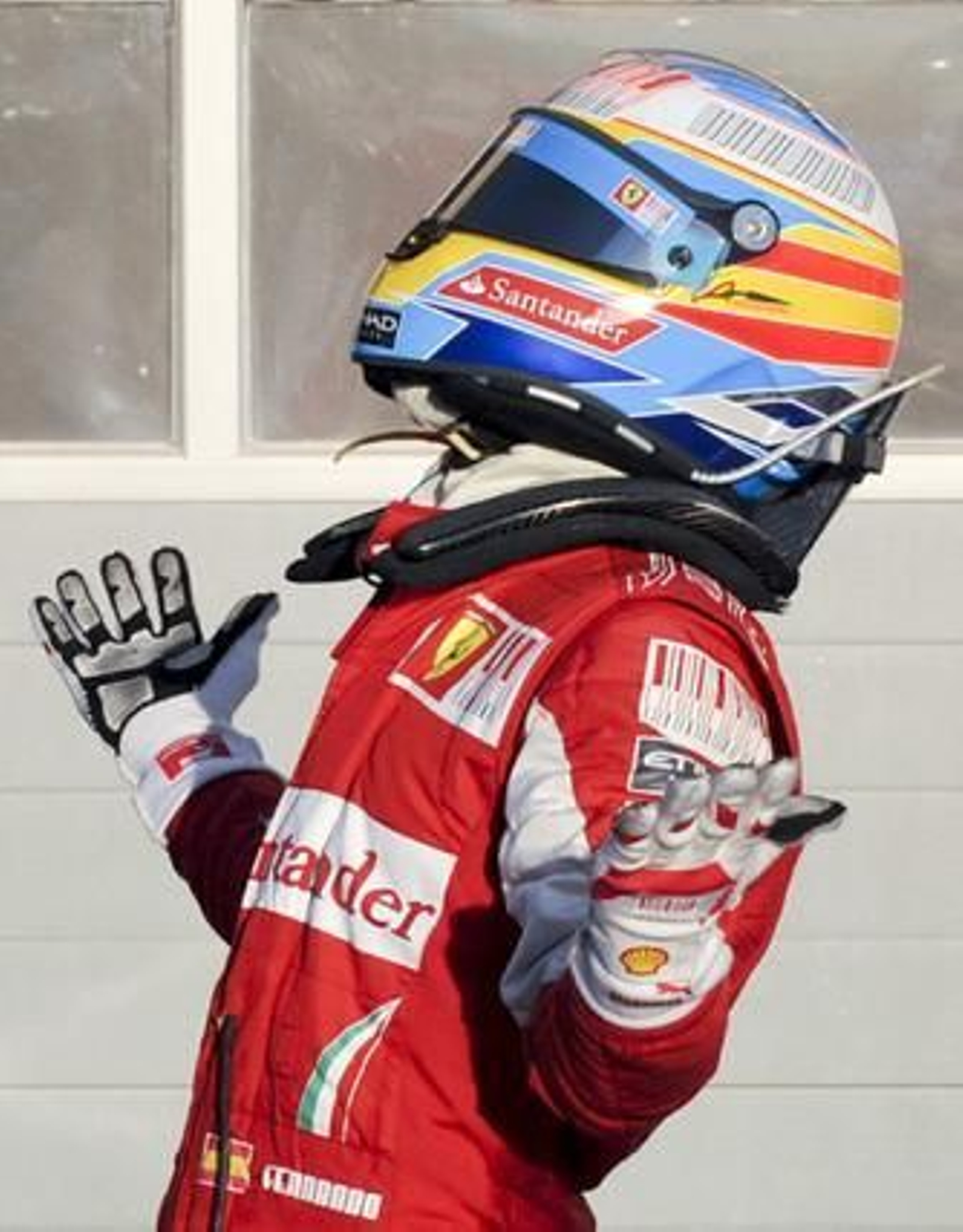 Fernando Alonso gana su primera carrera como piloto de Ferrari en Bahrein. / EFE