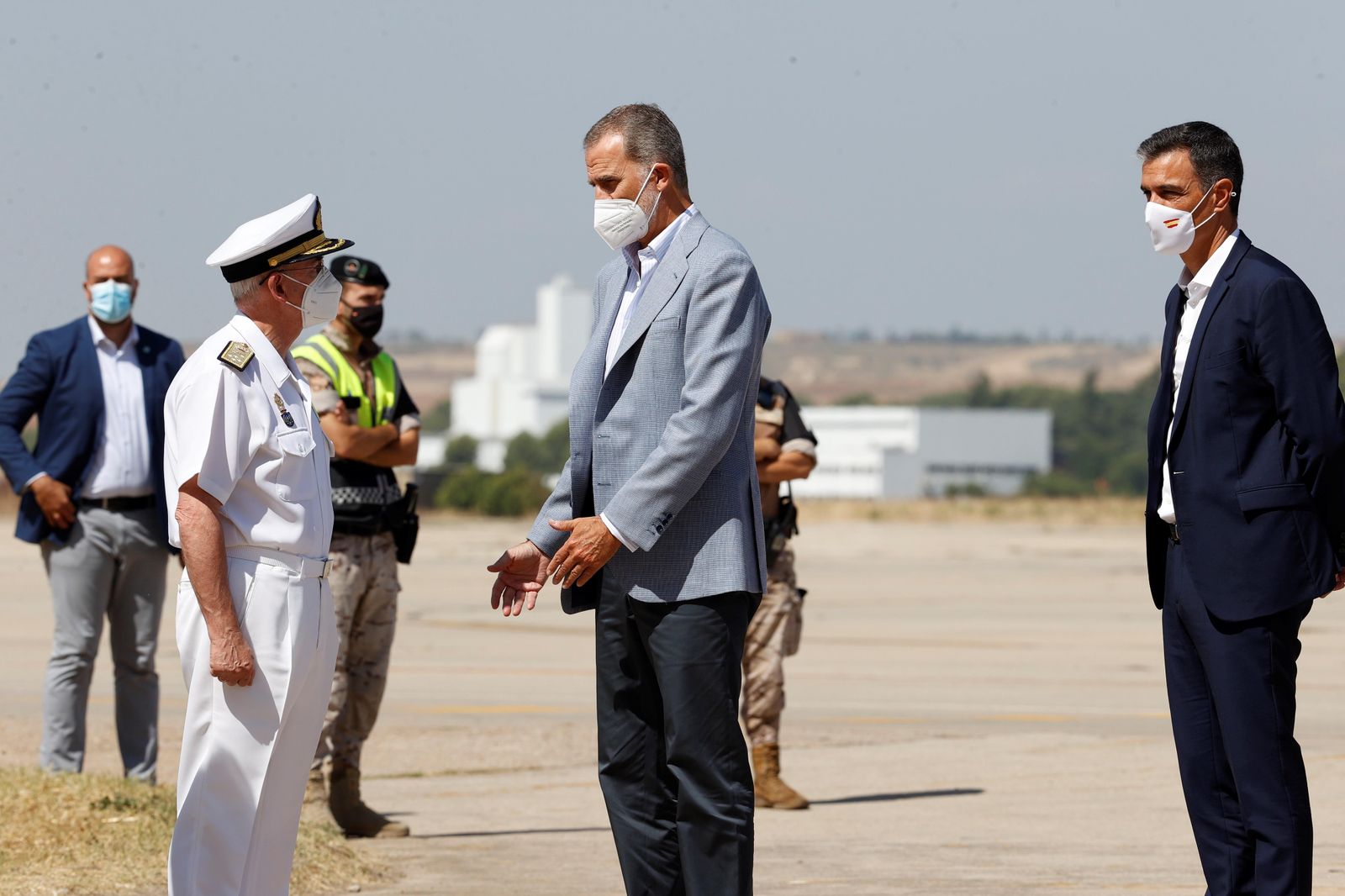 El Rey y el presidente del Gobierno visitan la base de Torrejón de Ardoz.