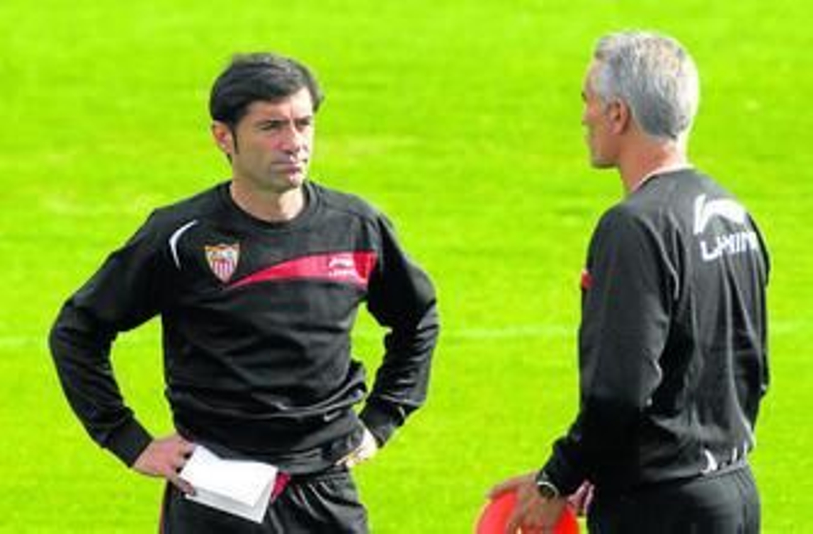 Marcelino reflexiona junto a su segundo, Rubén Uría.