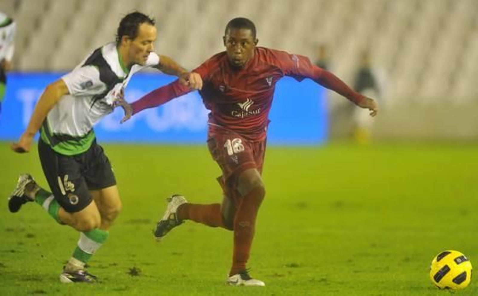 El Córdoba hace valer la renta de la ida y pasa a octavos de la Copa del Rey pese a perder  3-1 en Santander. / LOF