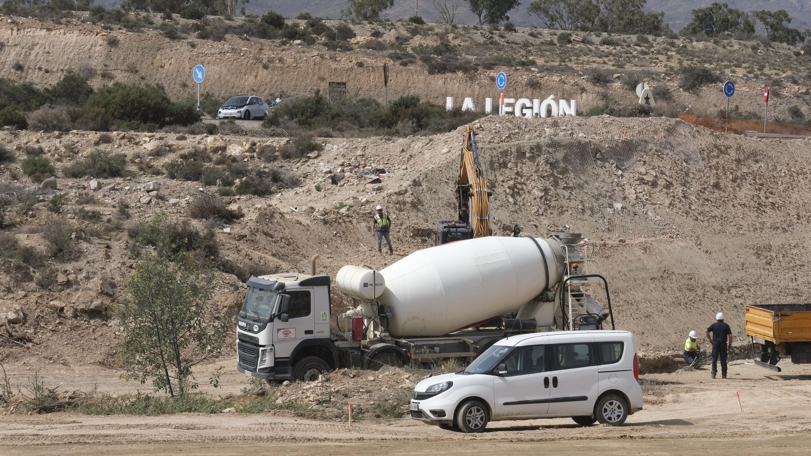 Los trabajos se centran tambien en las cercanías de la base militar.