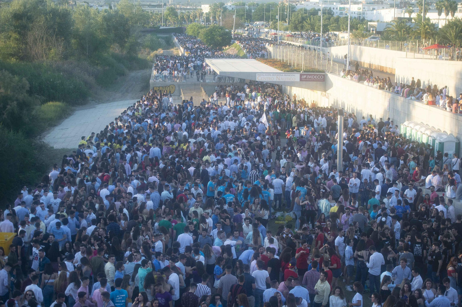 Jóvenes en el 'botellón' del miércoles de Feria de 2019.