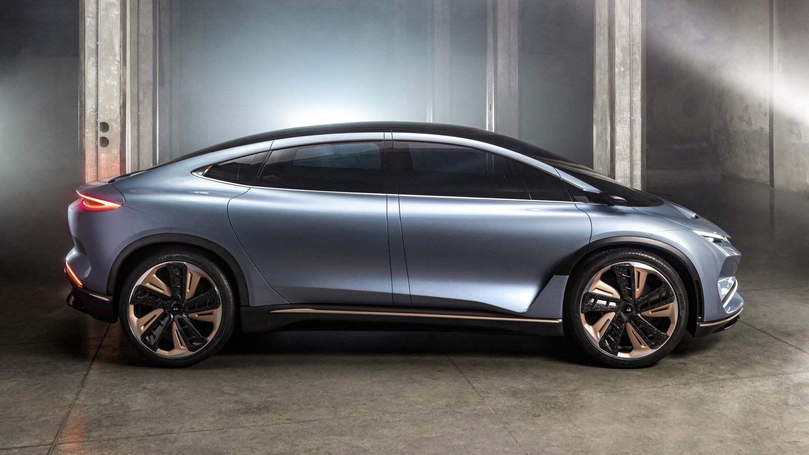 Un mismo trazo va del corto capó y el mínimo voladizo delantero hasta el final del coche.