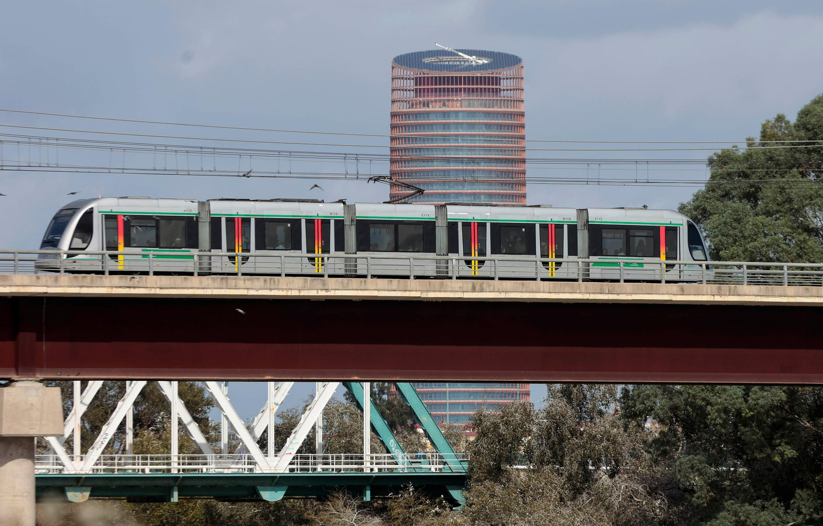 El Metro de Sevilla aporta cinco aparcamientos disuasorios fuera de la ciudad central.