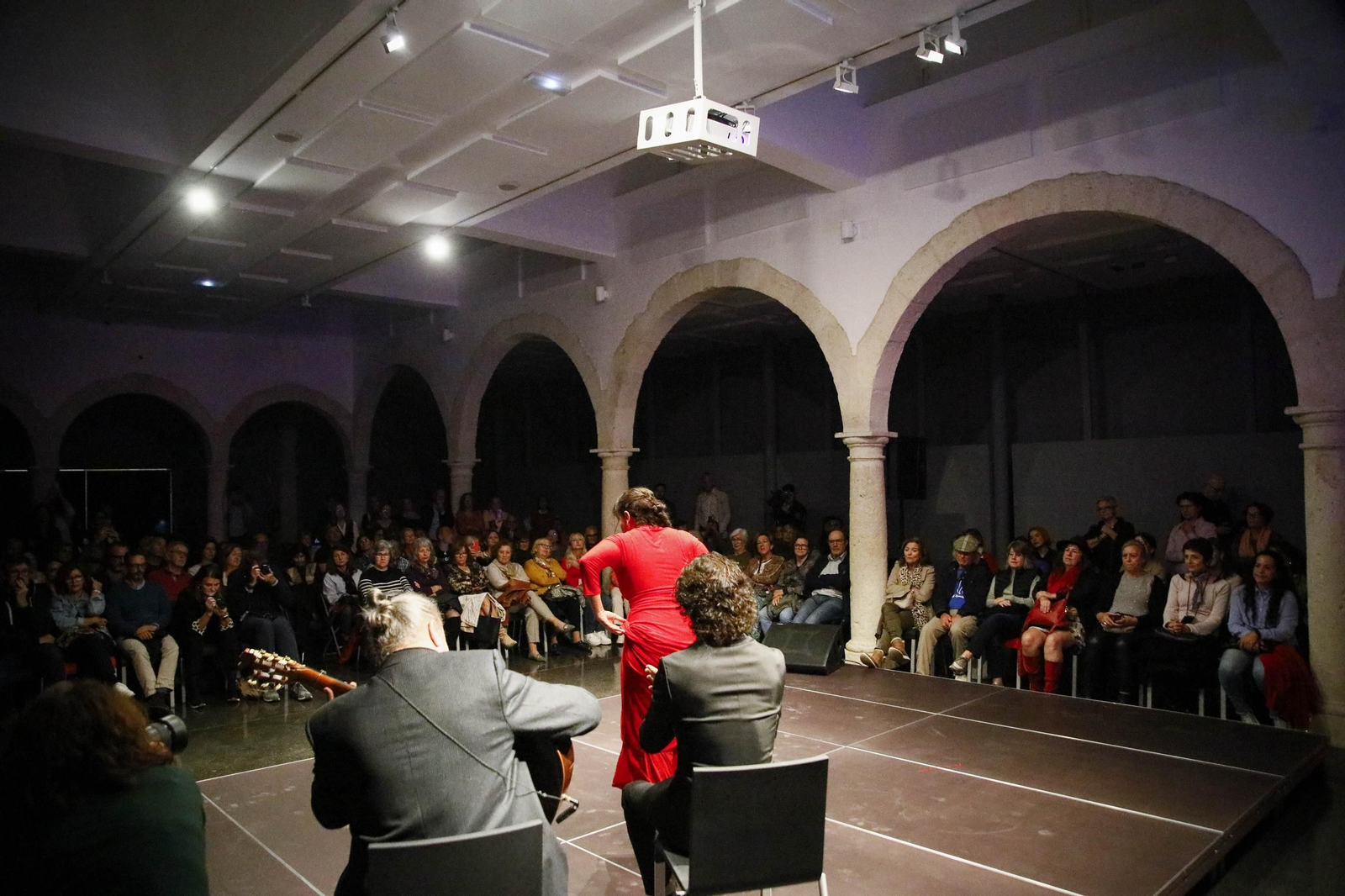 El Centro Andaluz de la Fotografía de Almería presenta el calendario 2025 con la actuación de la bailaora María Moreno, en imágenes