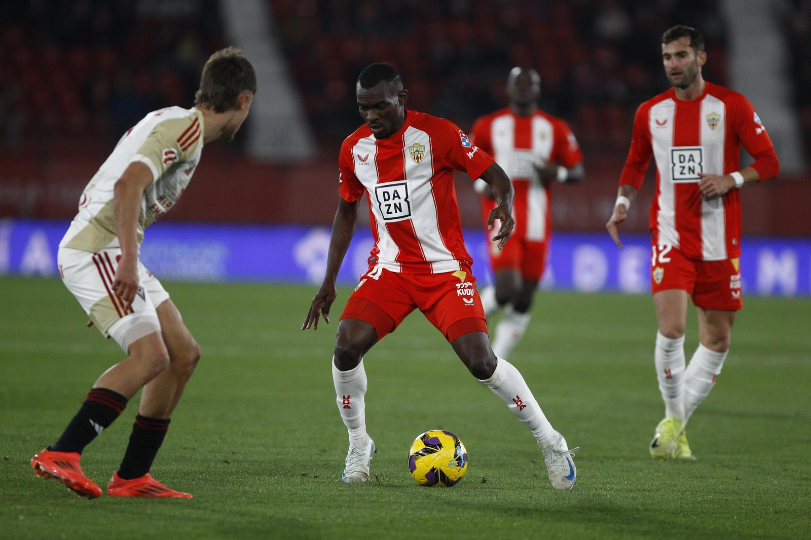 La U.D. Almería se impone por 1-0 al C.D. Mirandés y alcanza la segunda plaza, en imágenes