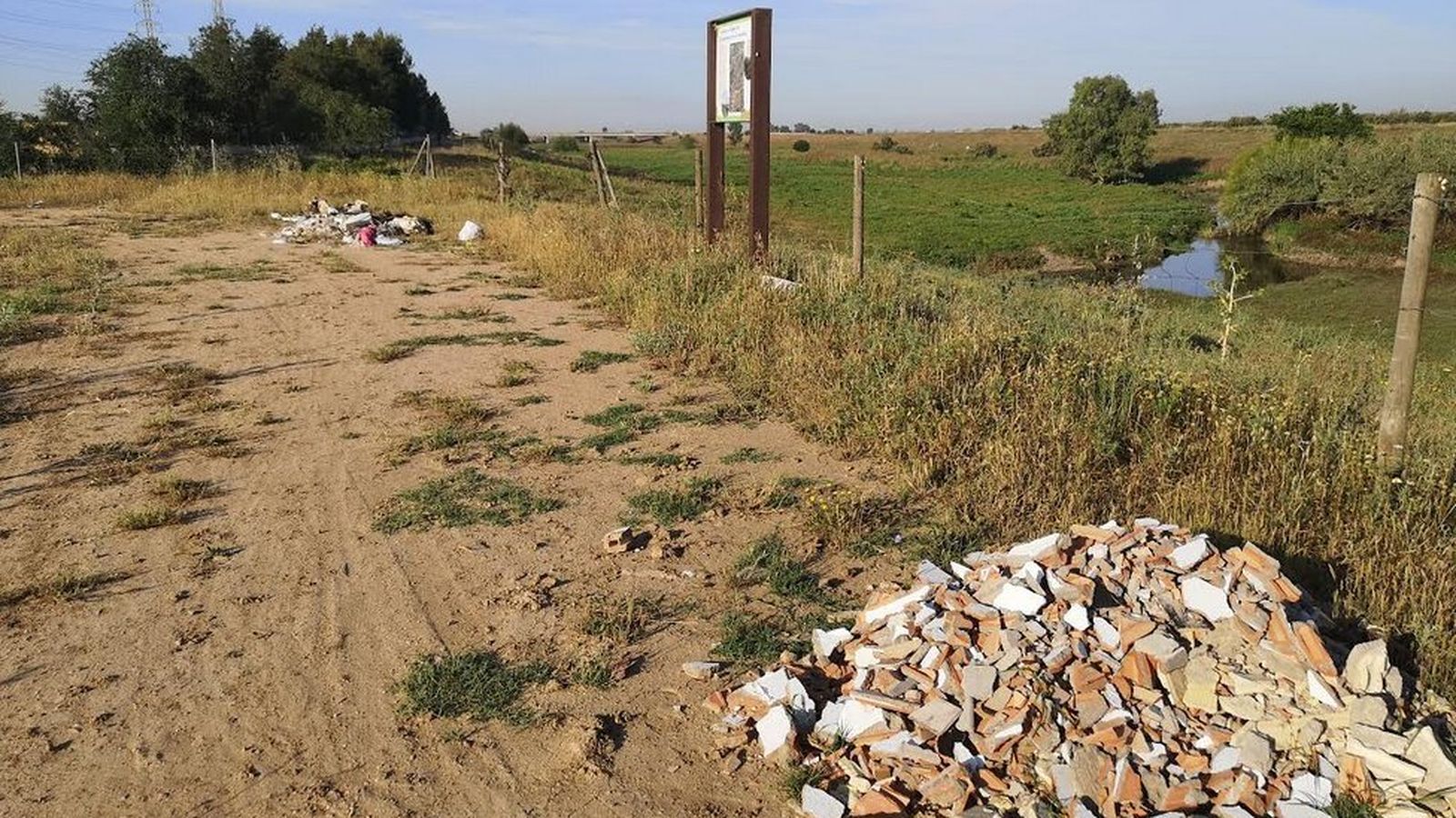 Vertido de escombros en las inmediaciones de la obra del enlace Puerto-SE-40.