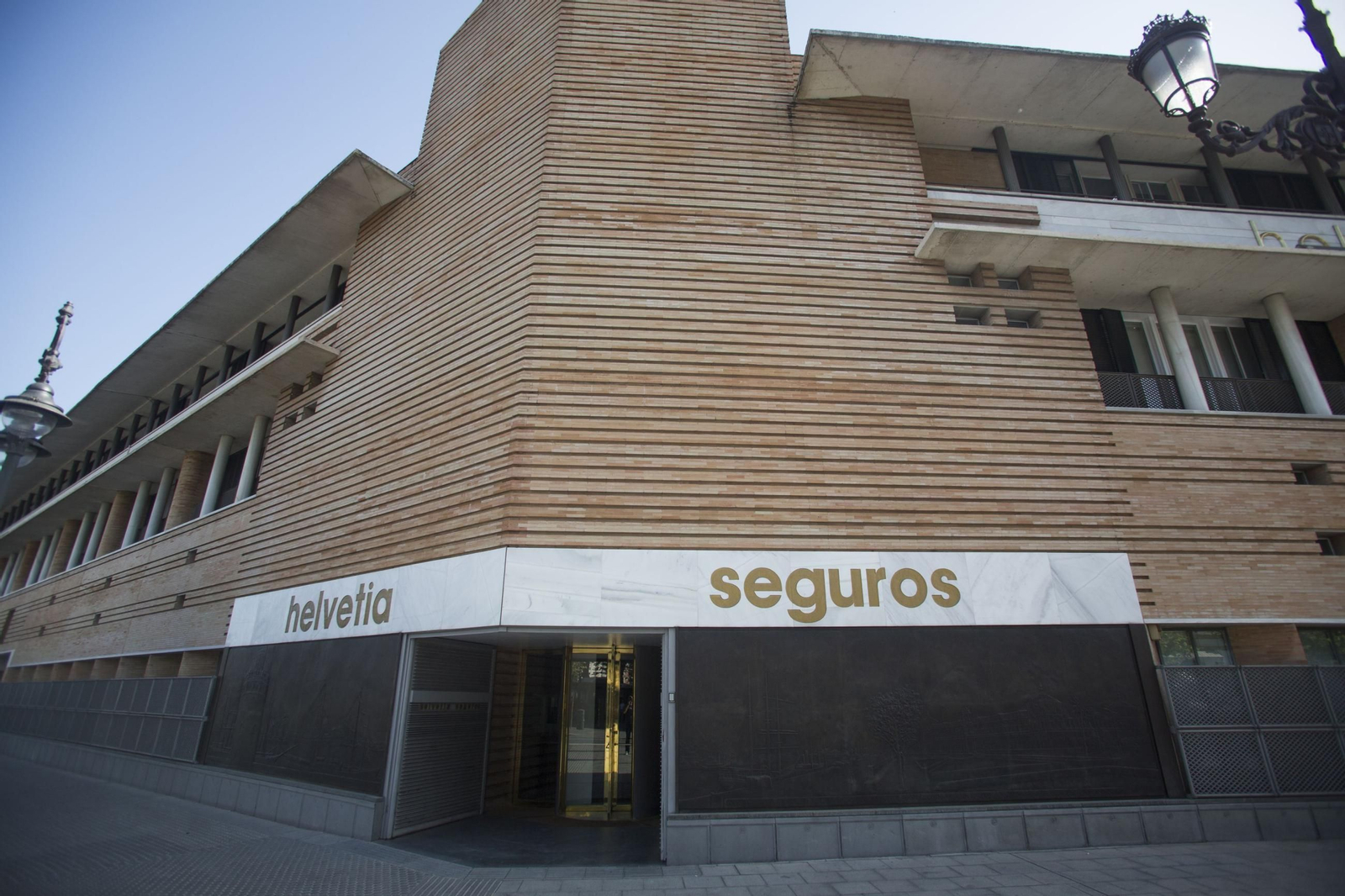 Exterior de Helvetia Seguro en la Plaza de Cristóbal Colón en Sevilla.