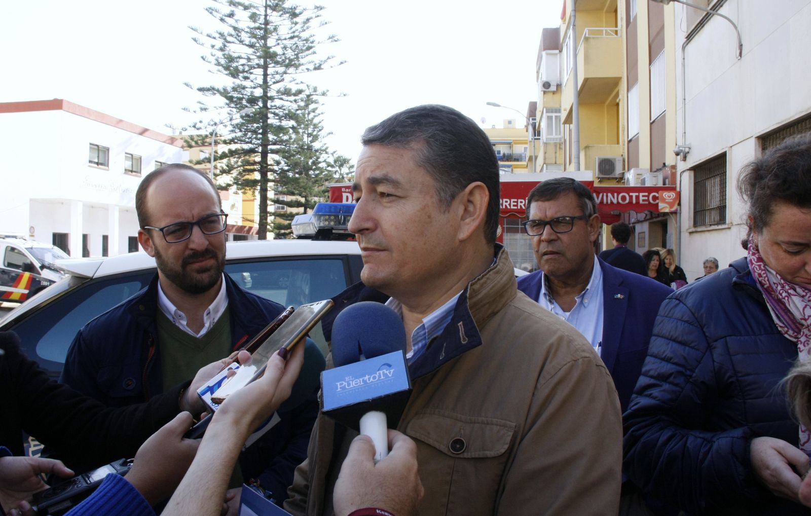 Antonio Sanz y Germán Beardo esta mañana frente a la Policía Nacional.