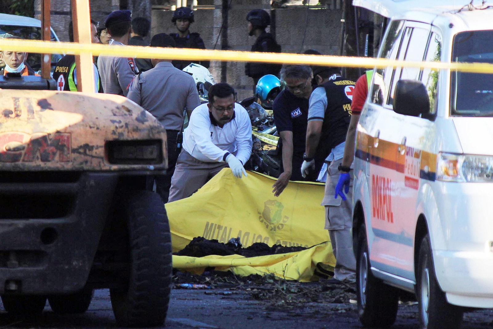 Las imágenes del triple atentado contra la minoría cristiana en Indonesia