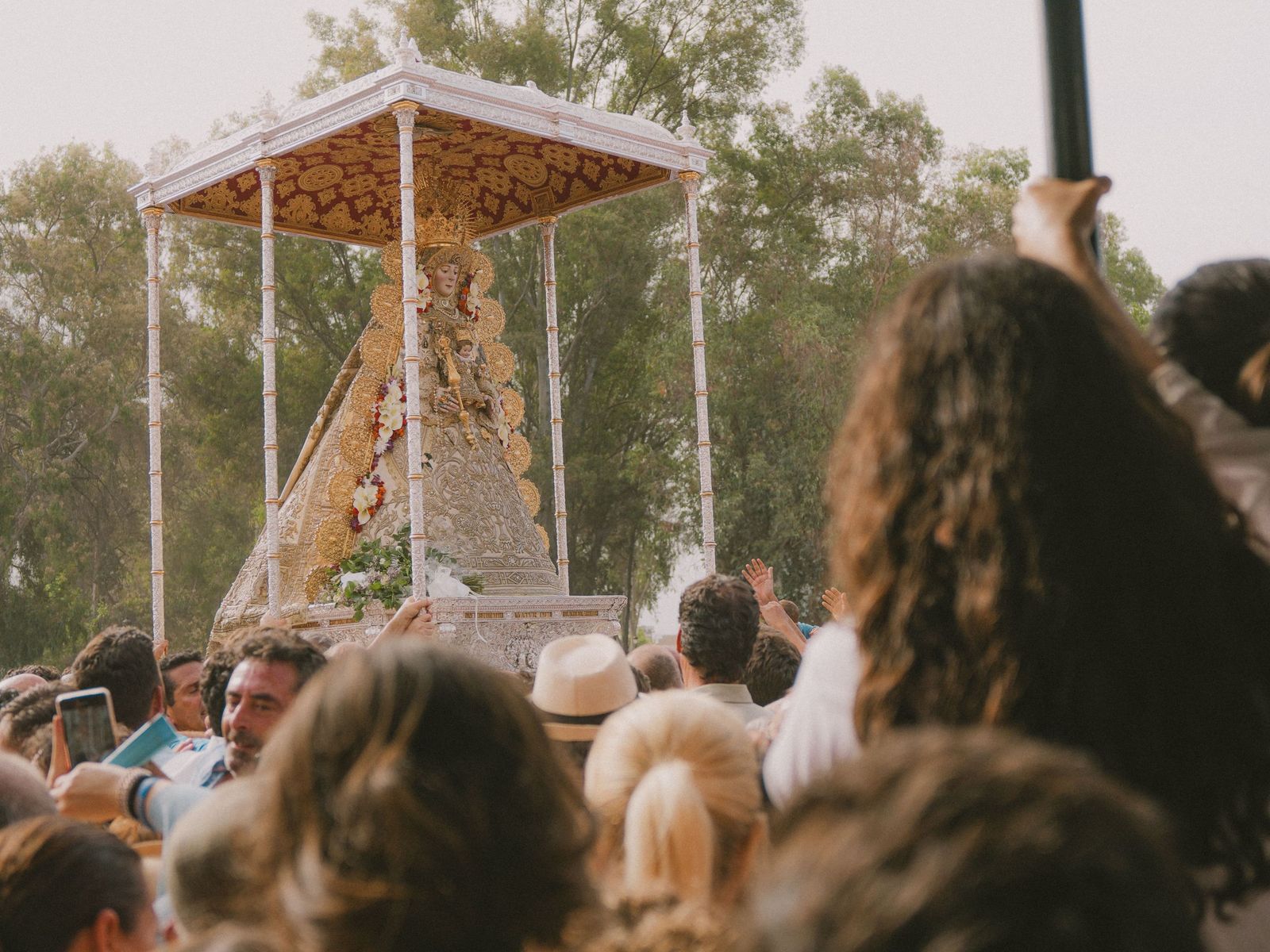 Un momento de la procesión de la Virgen del Rocío este 2025.