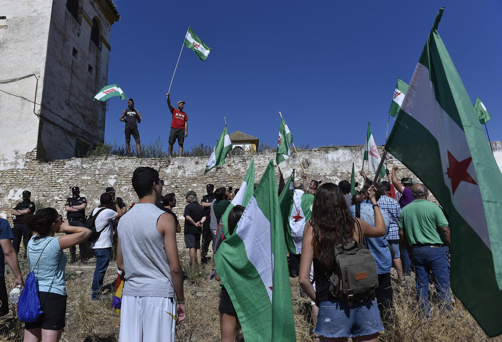 Concentración ante el cortijo Gambogaz, en Camas