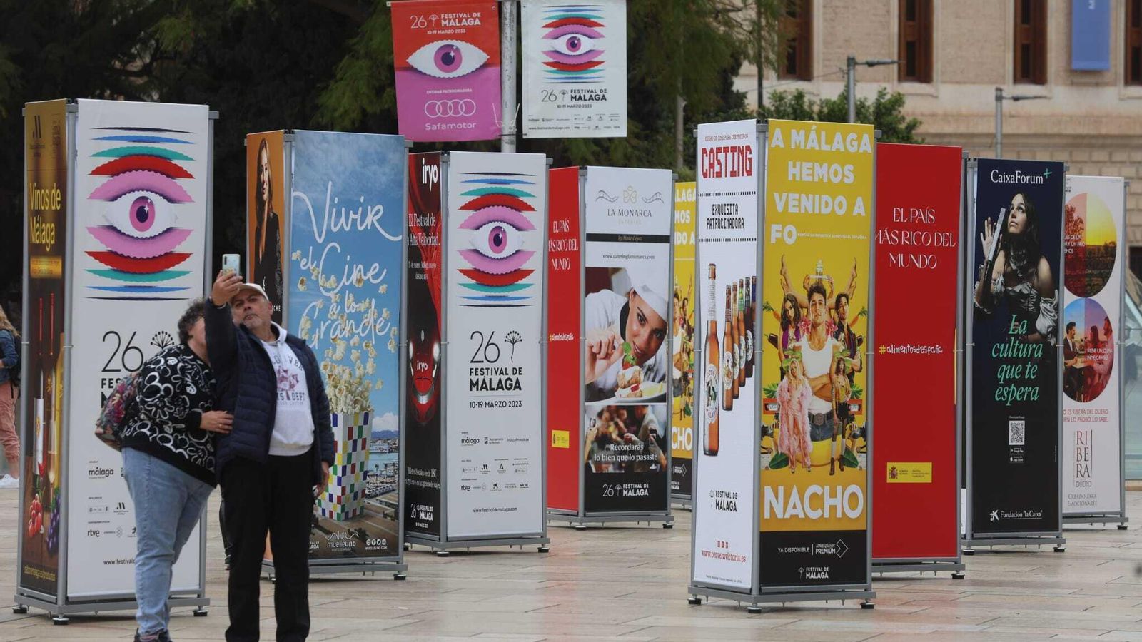 Carteles en la calle Alcazabilla.