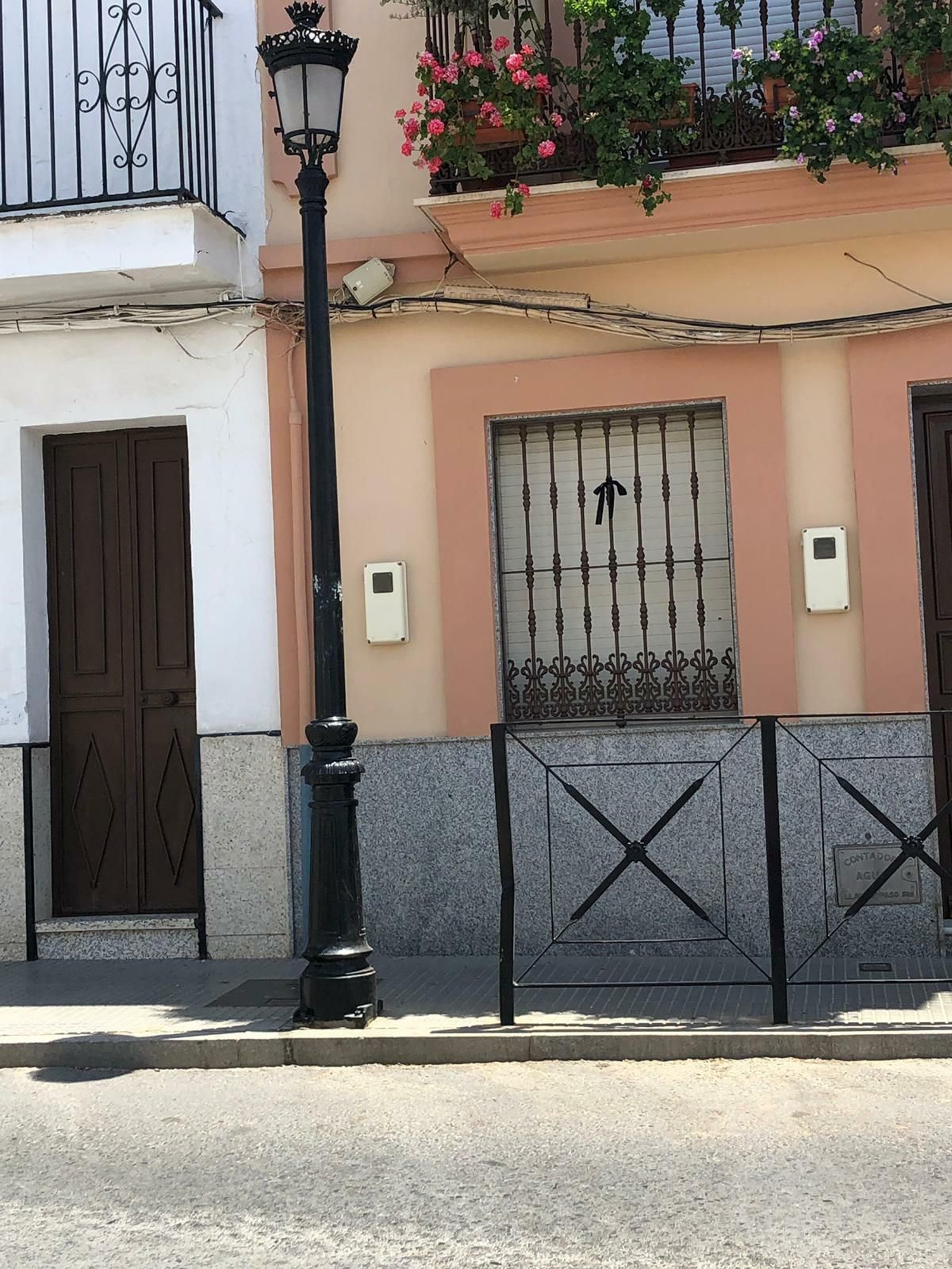 Lazos negros en las ventanas de las viviendas de Lucena.