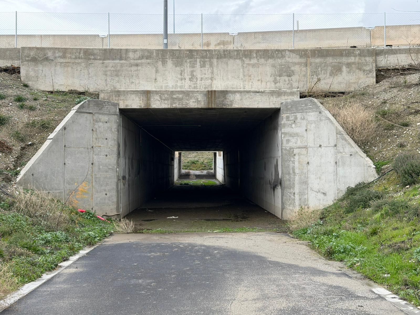 Estado del túnel bajo la Circunvalación de Granada del carril ciclopeatonal entre el PTS y Armilla