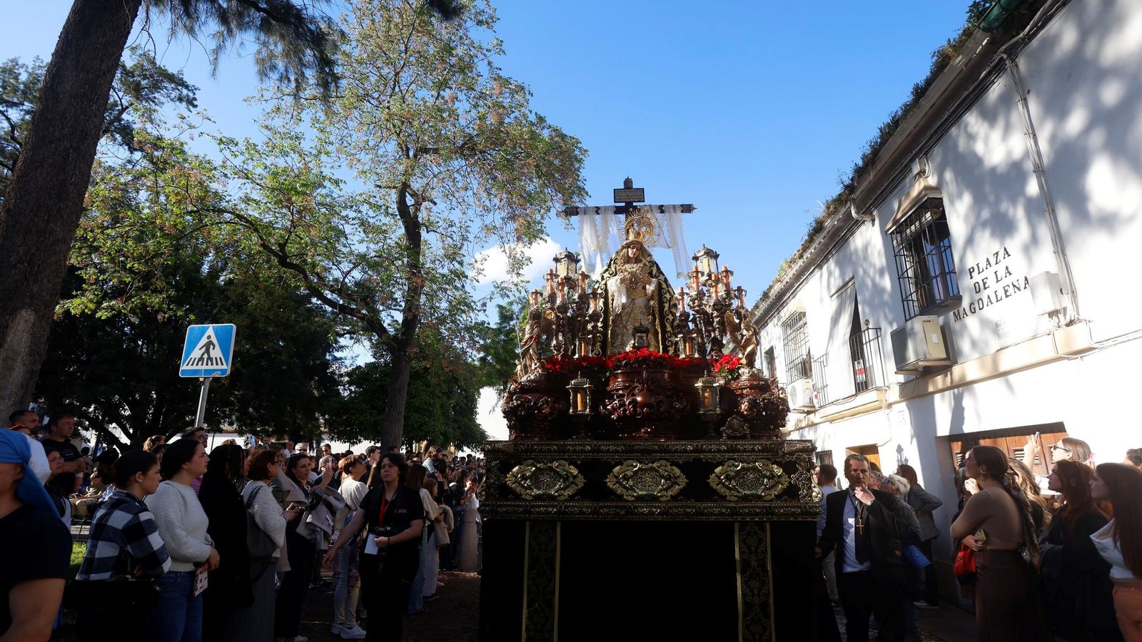 Nuestra Señora de la Soledad por la plaza de la Magdalena