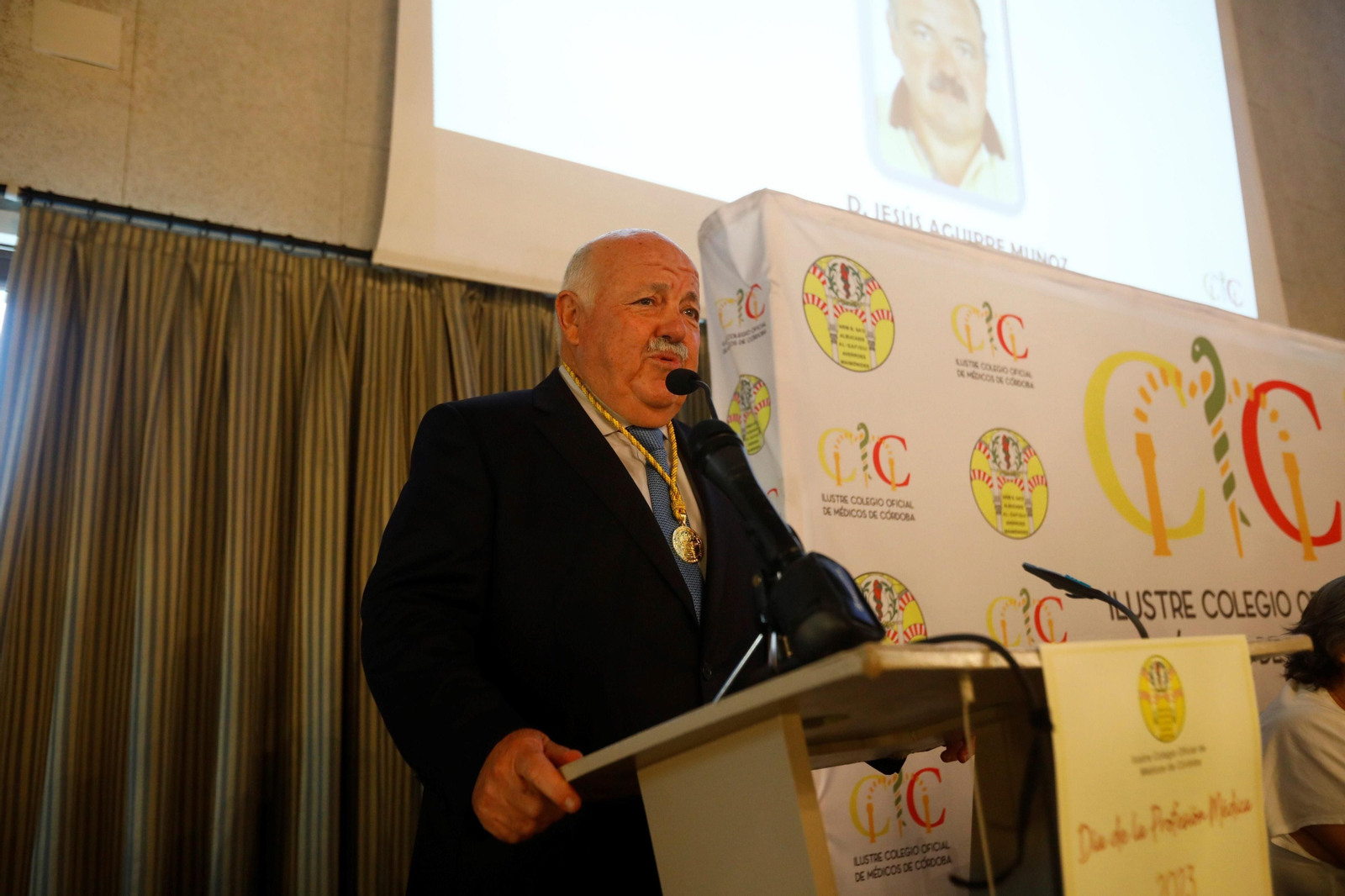 El Colegio de Médicos de Córdoba otorga sus medallas, en imágenes