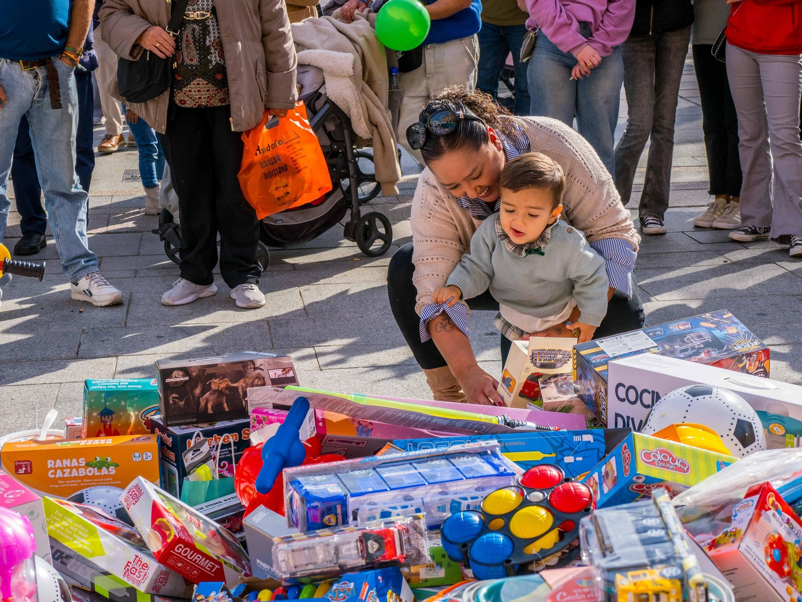 La Caravana Solidaria recoge cientos de regalos para echar una mano a los Reyes Magos en San Fernando
