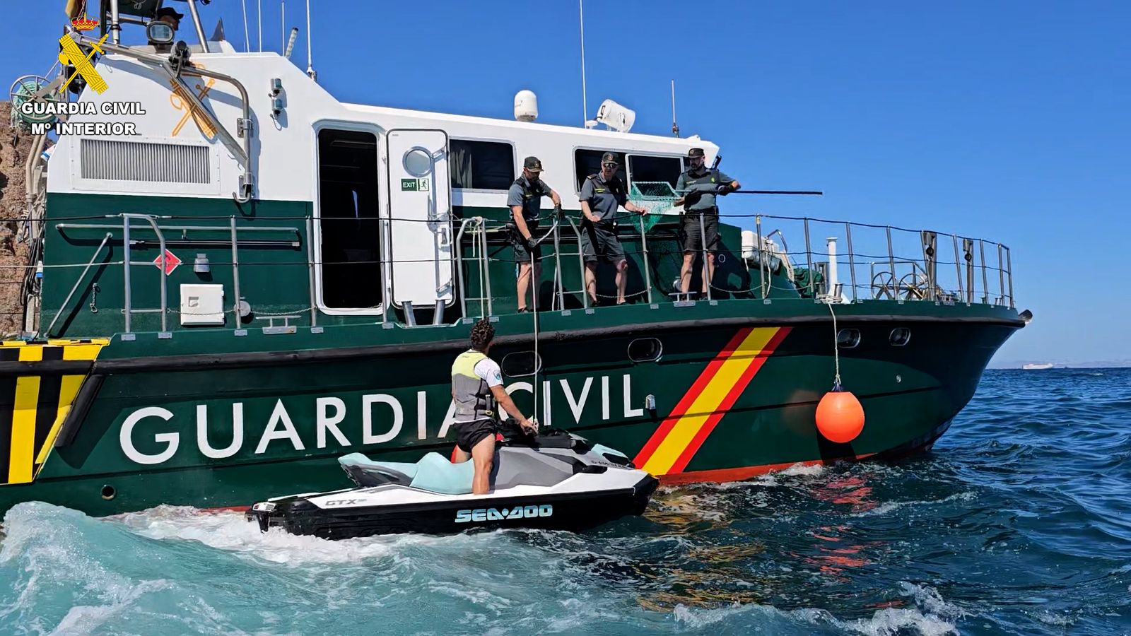 Una de las embarcaciones de la Guardia Civil.