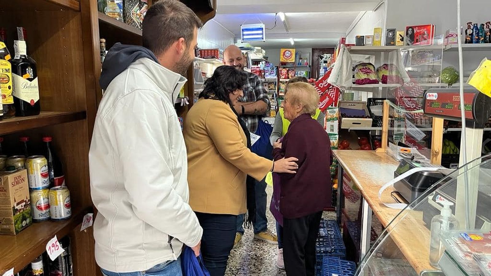 Junto a la diputada provincial Mati Díaz Díaz, el candidato a la alcaldía ha charlado en estos días con los empresarios del municipio para escuchar sus inquietudes, necesidades y, por qué no, también propuestas para hacer de Bacares un lugar mejor.