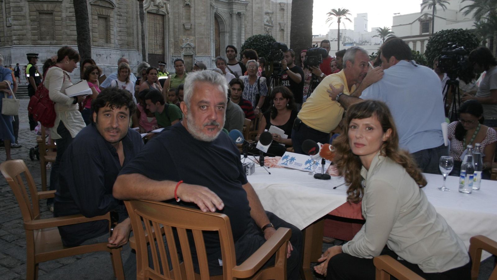 Carmelo Gómez, Imanol Uribe y Aitana Sánchez-Gijón, en la plaza de la Catedral en la rueda de prensa del rodaje de 'La carta esférica'.