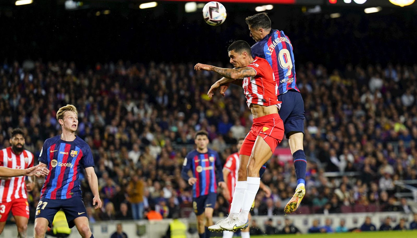 Chumi, en un duelo con Lewandowski