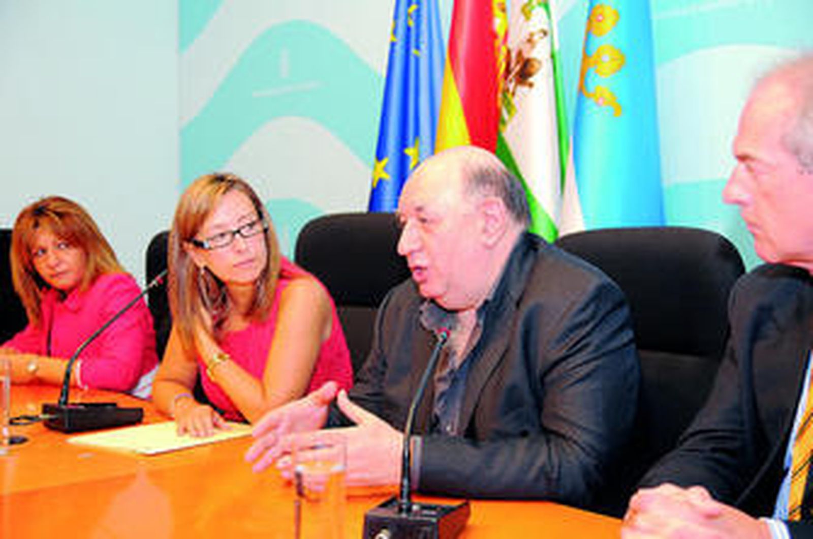 Ortiz y Sánchez observan las explicaciones de Al-Zahawi, ayer en rueda de prensa en el Ayuntamiento.