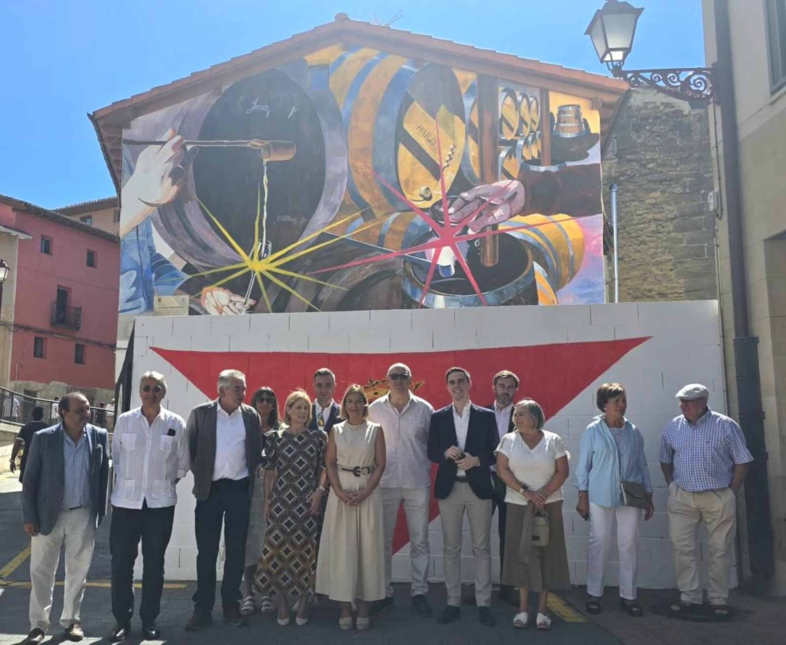 Representantes jerezanos, junto al mural creado para la ocasión.