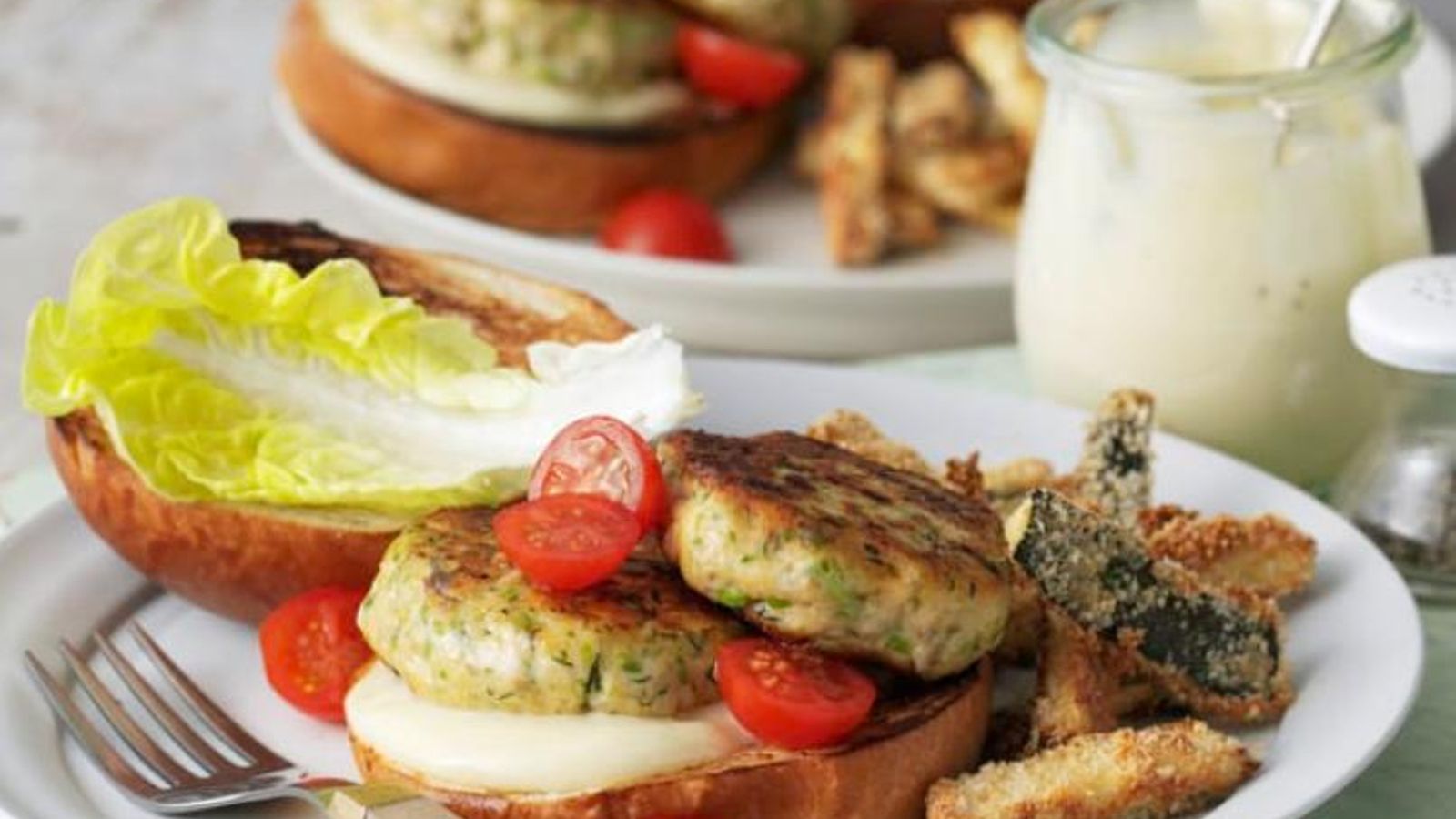 Hamburguesa de salmón y hierbas con fingers de calabacín.