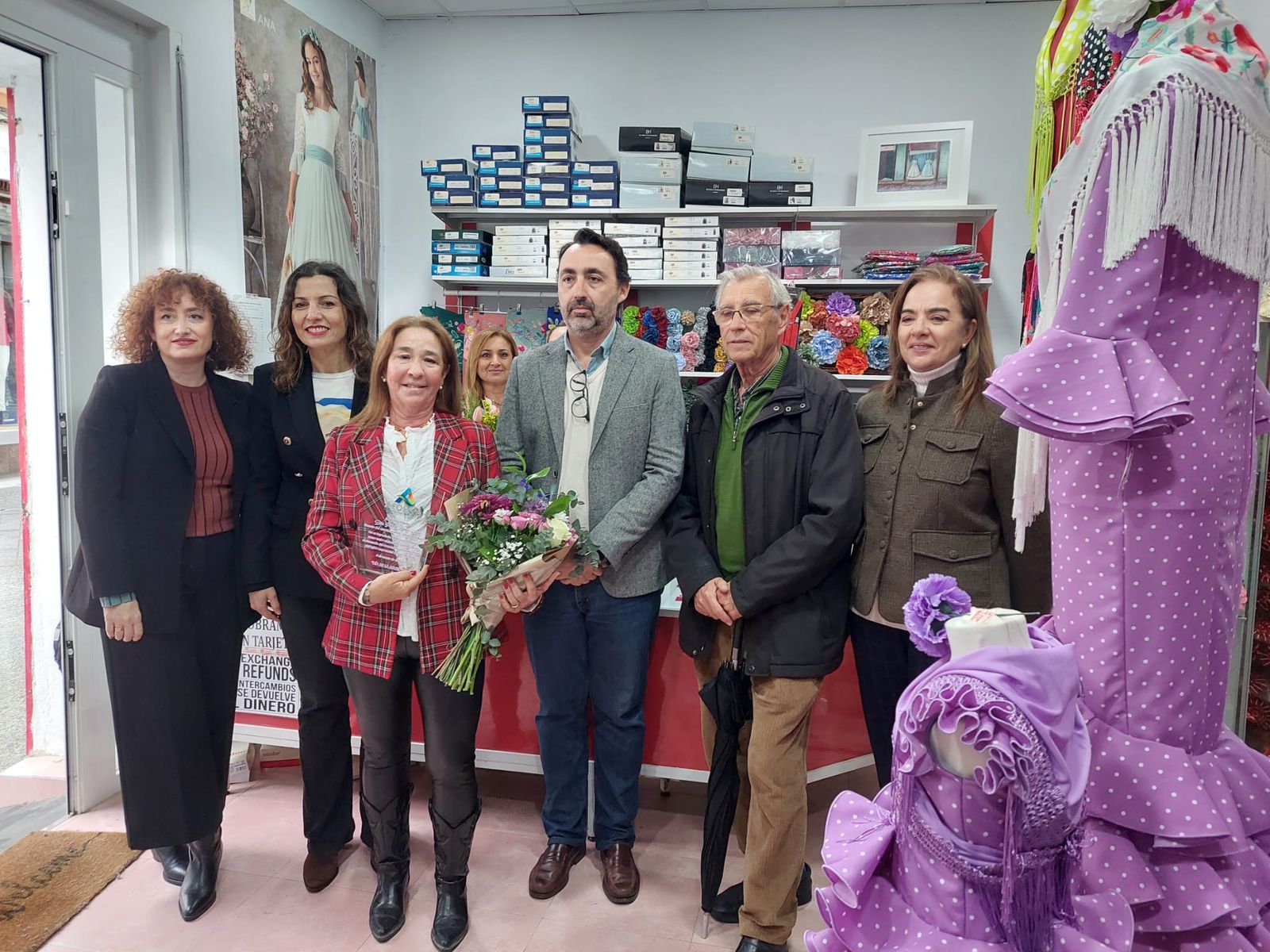 Paloma Blanco recogió en su tienda la distinción en la categoría de comercio.