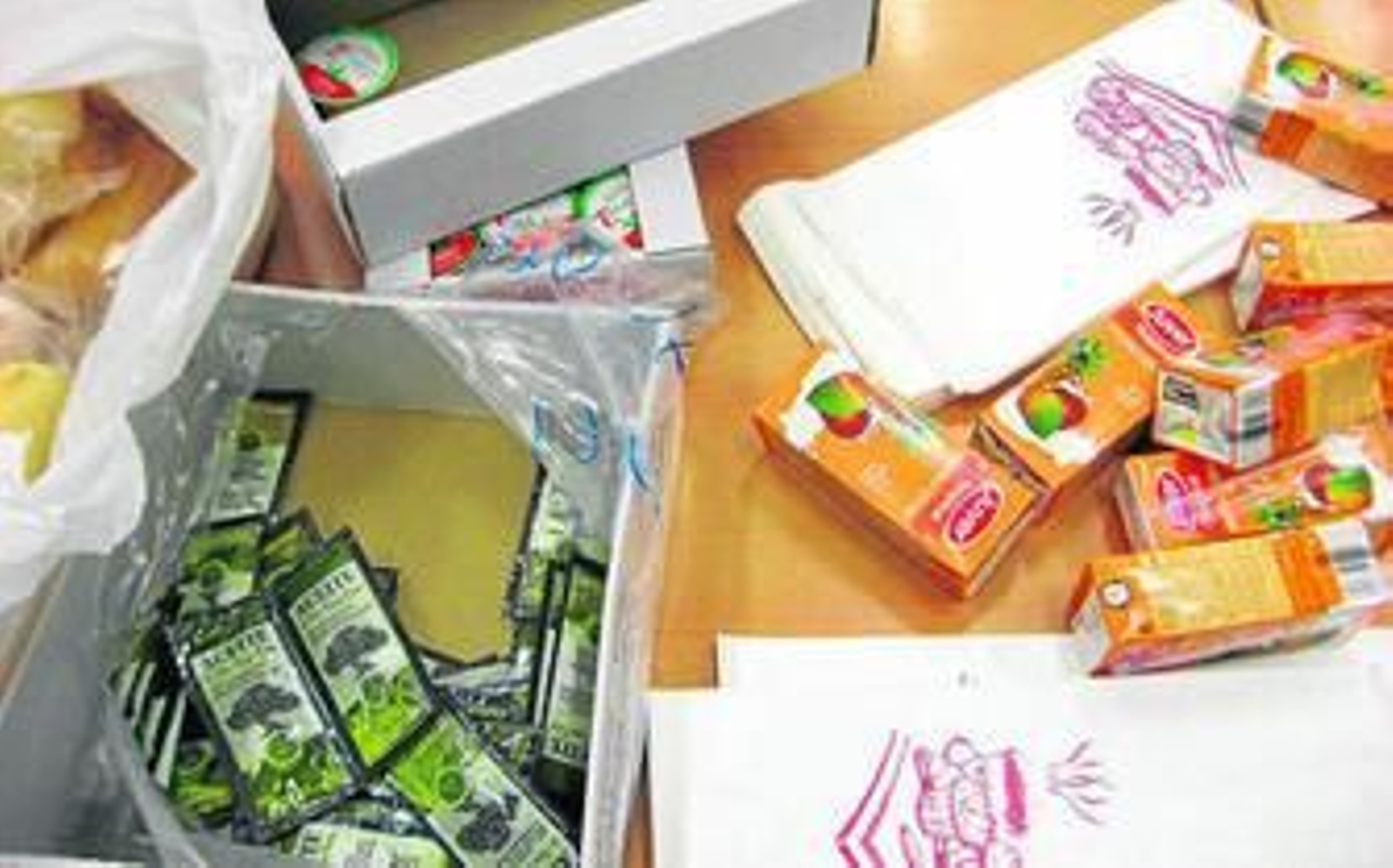 Cajas con productos del plan SYGA destinados a las meriendas de los escolares.