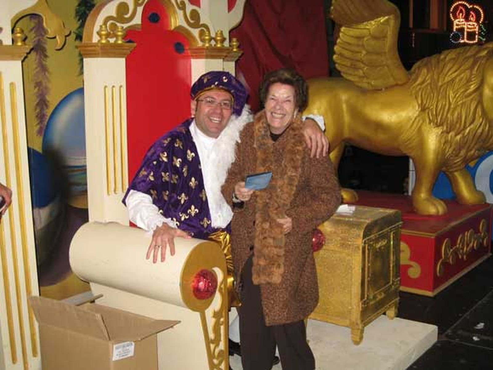 El Paje Real finaliza su misión en Cádiz tras haber recogido las cartas que los niños han redactado para los Reyes Magos.