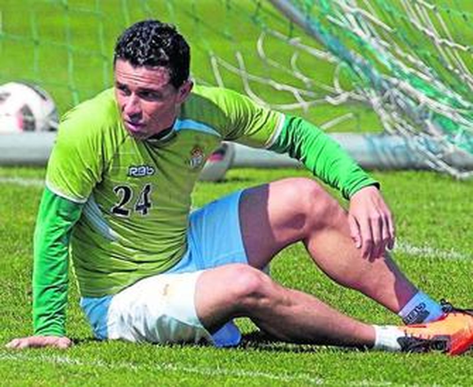 Rubén Castro se dispone a levantarse tras caer al césped en un lance de un partidillo.