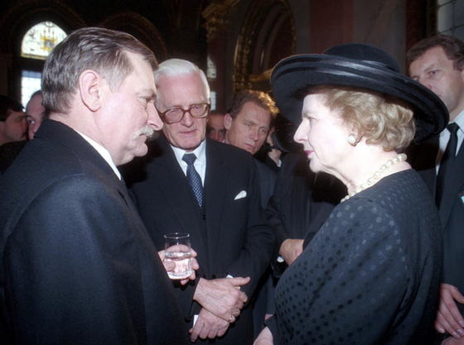 Margaret Thatcher, con el ex presidente polaco Lech Walesa en 1993.

Foto: EFE