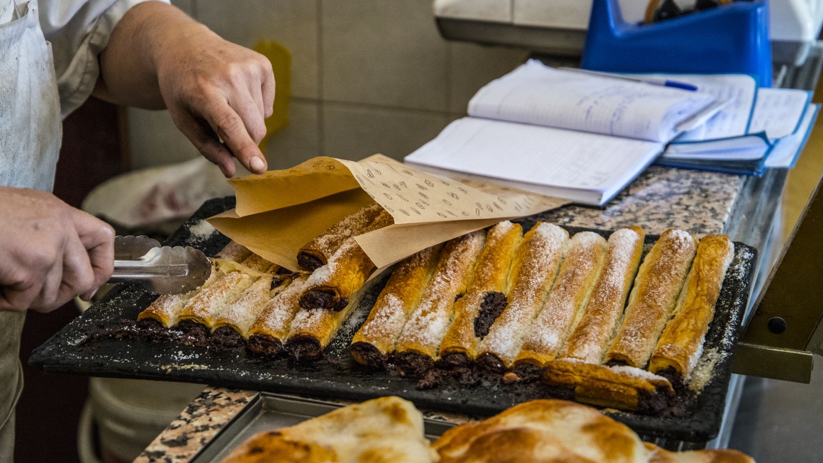 Una panadera despacha en su horno
