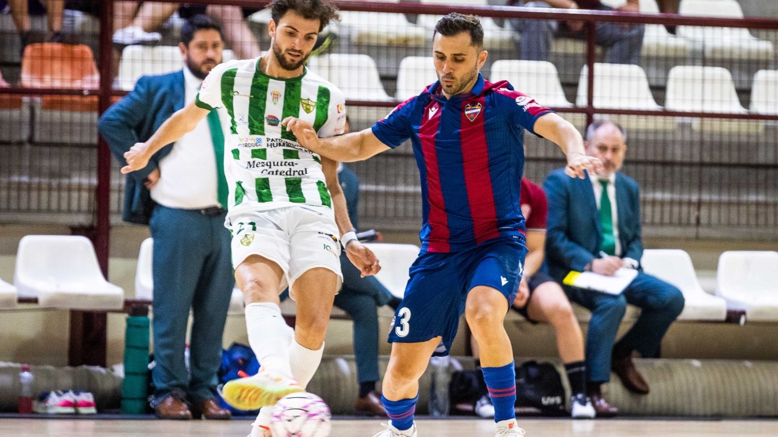 Zequi juega el balón ante la presión de Rafa Usín.