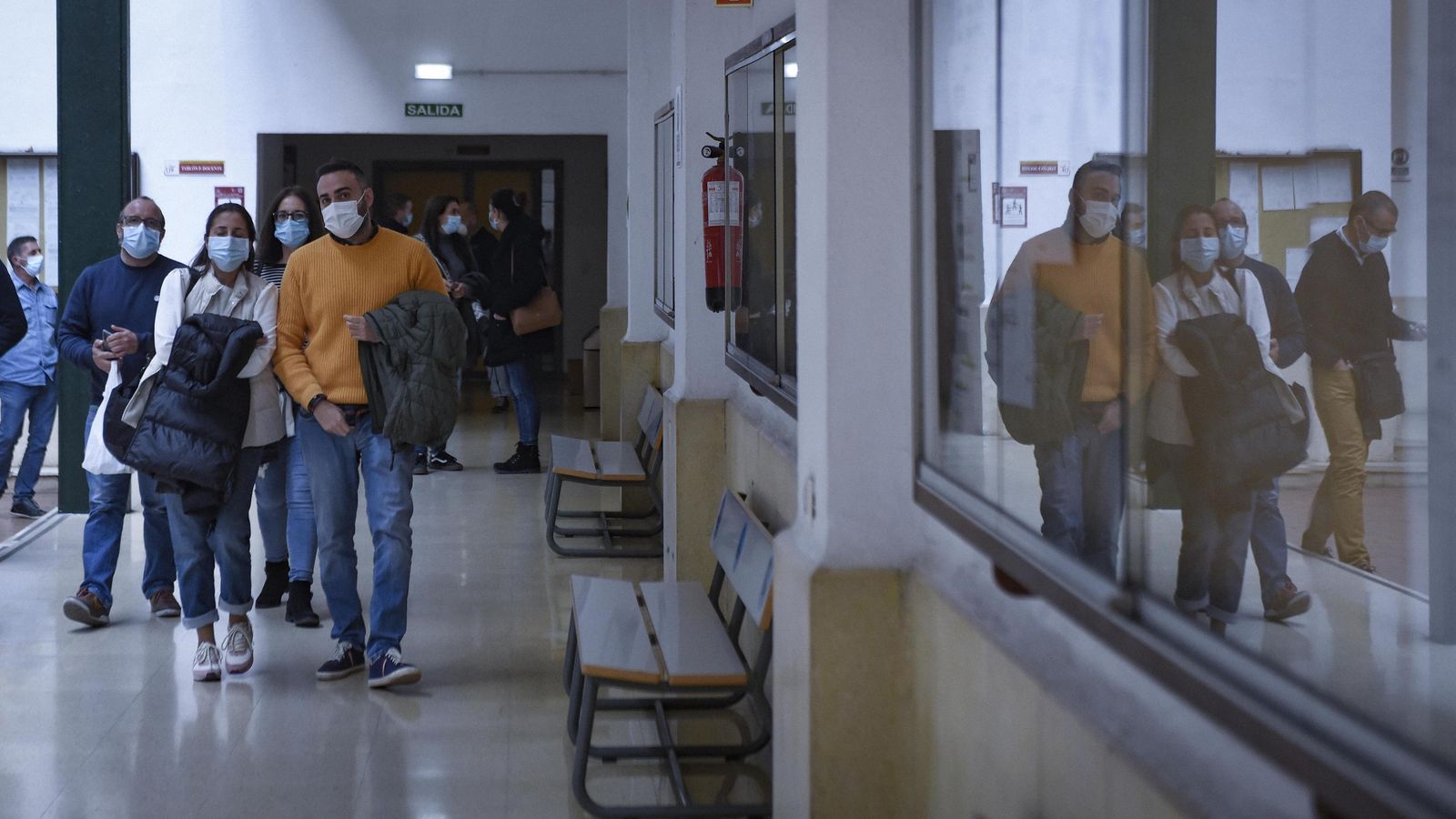 Varios de los opositores en el interior de la facultad.