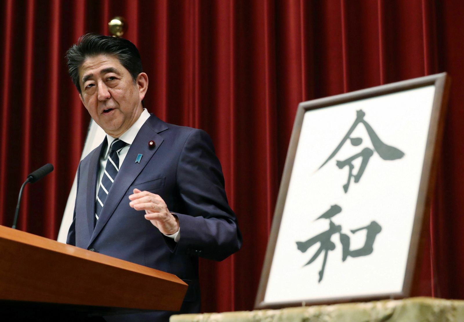 Shinzo Abe, muestra la grafía de Reiwa
