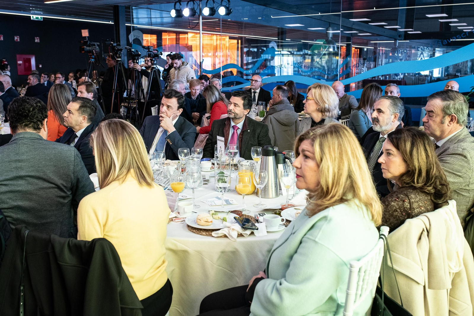 Imágenes de los invitados a la conferencia y desayuno-coloquio con Antonio Sanz en el Foro Joly Andalucía