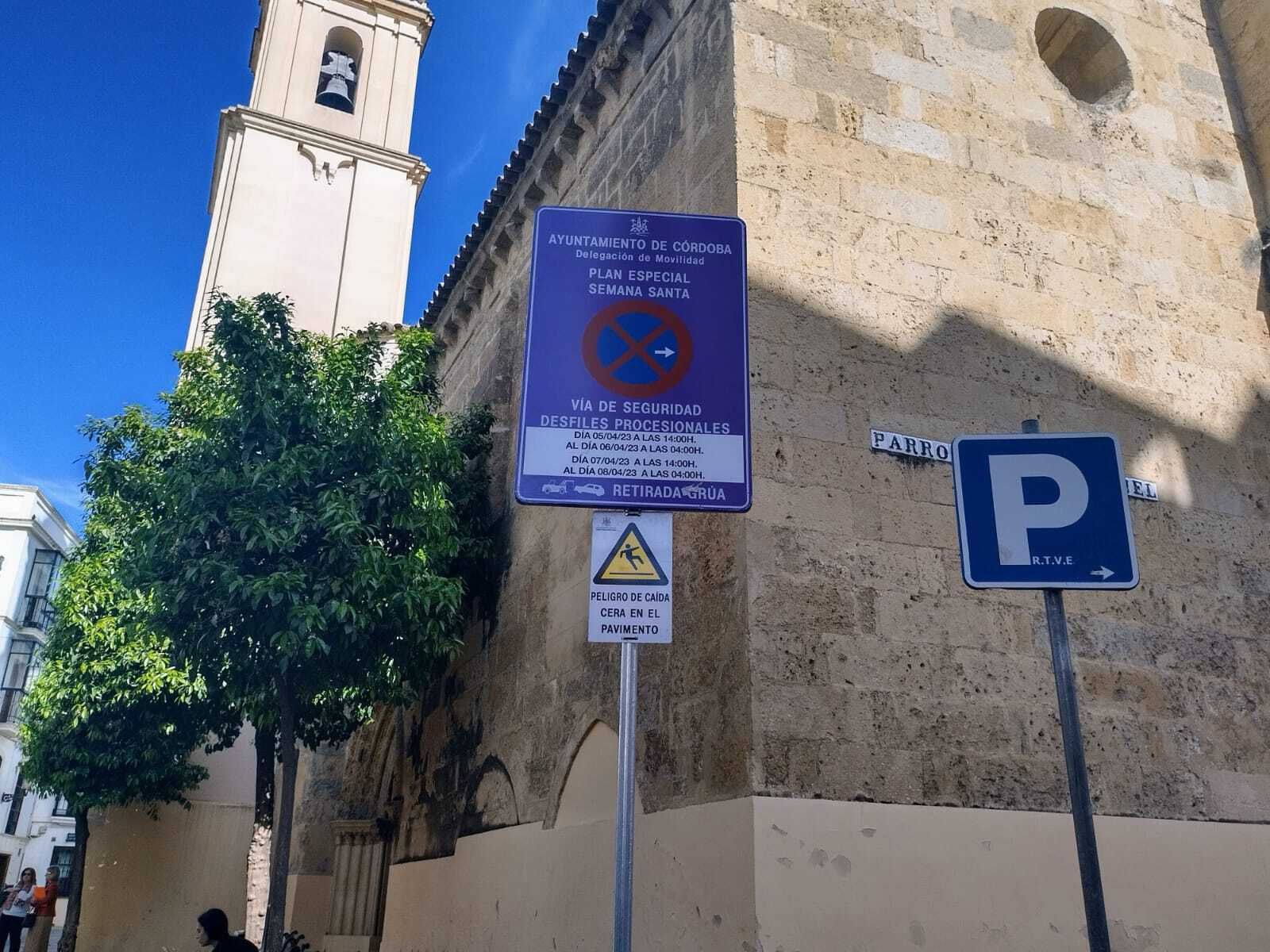 Señal de tráfico de prohibición de aparcar en San Miguel.