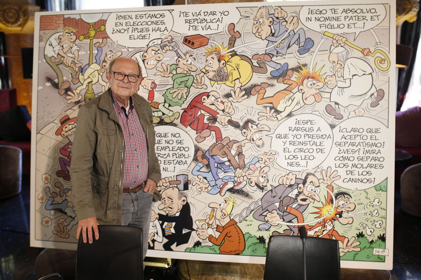 Francisco Ibáñez ante una de sus viñetas recientes parodiando personajes